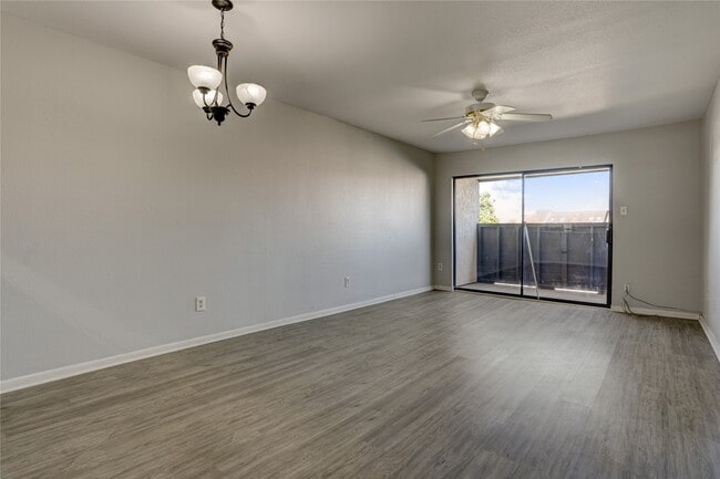 Foto del edificio - 3015 Walnut Bend Ln