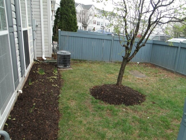 Building Photo - 2 bedroom Town Home 1.5 bath