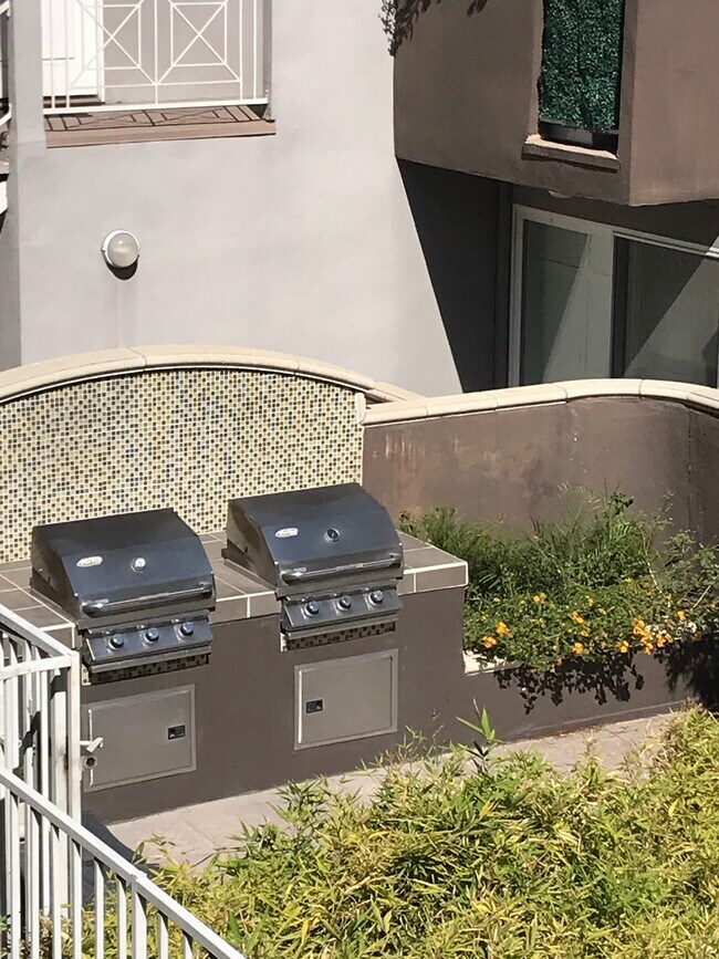 Foto del edificio - 355 N Maple St