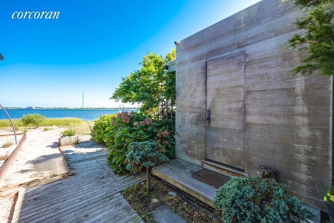 Building Photo - 72 Shore Dr E