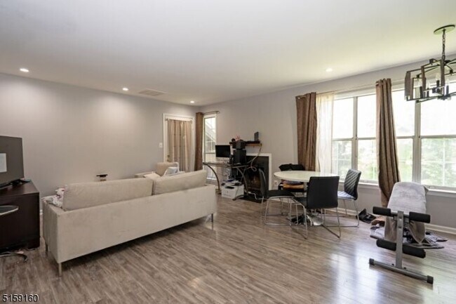 Building Photo - 101 Country Club Dr