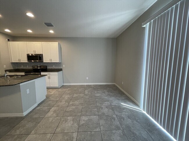 Foto del edificio - Coming Soon! Spacious 3/2.5 Townhome with ...