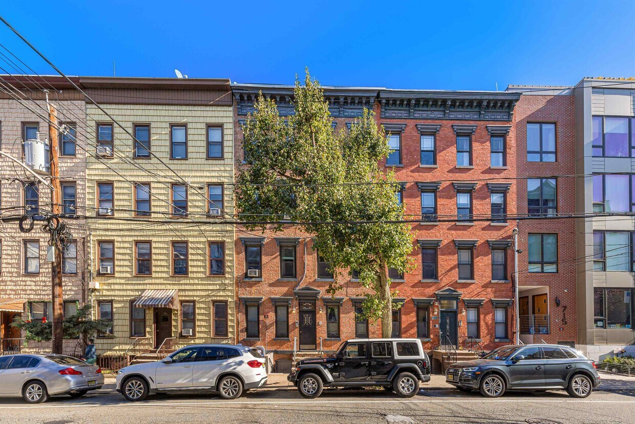 Primary Photo - 719 Adams St