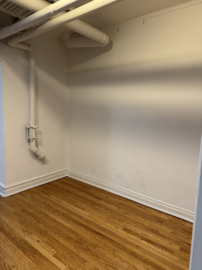 Building Photo - 6225 N Kenmore Ave