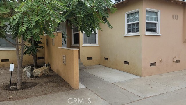 Building Photo - 1323 E Chapman Ave