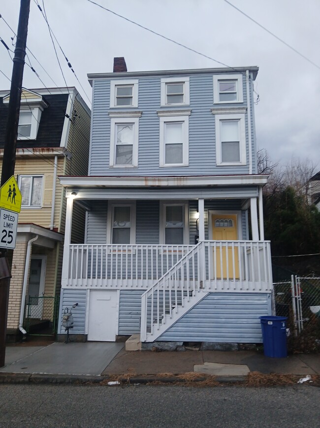 Building Photo - 2411 Spring St