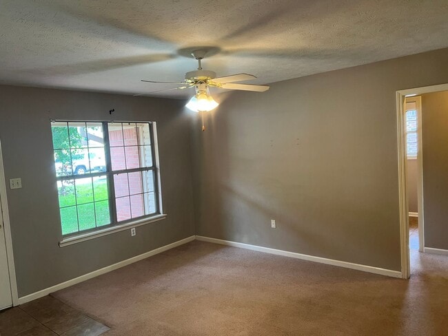 Building Photo - 3 Bed 2 Bath Home