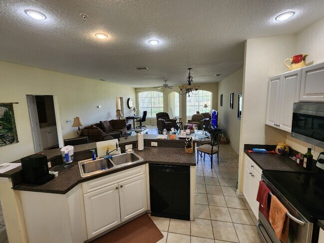 Building Photo - Fully Furnished 2 Bedroom 2 Bath Townhome ...
