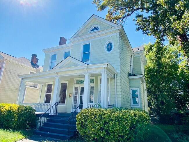 Foto del edificio - Gorgeous 3 bdrm/2.5 bath newly renovated h...