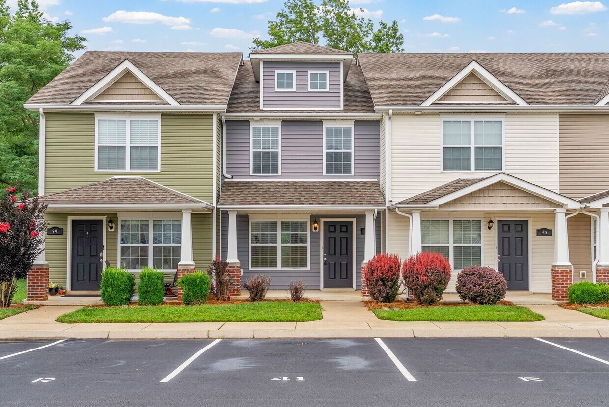 Foto principal - Two Bedroom in Governor's Crossing!