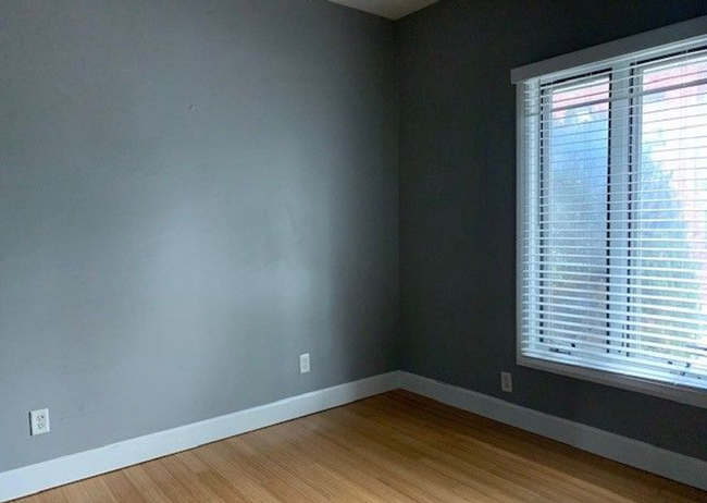 Building Photo - 3 bedroom, 2 bath bungalow, south of town!