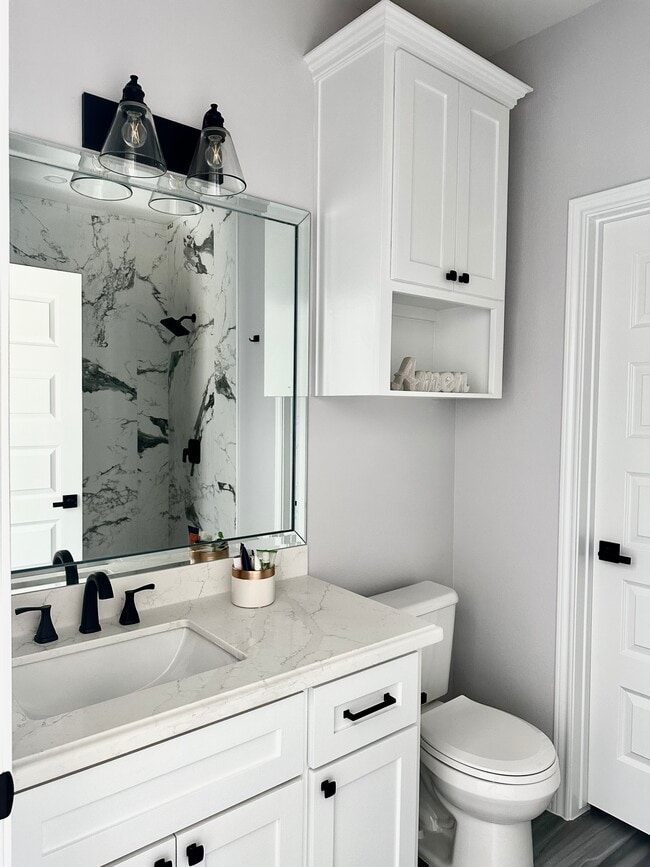 Beautiful shower areas - 1105 E Madison Ave