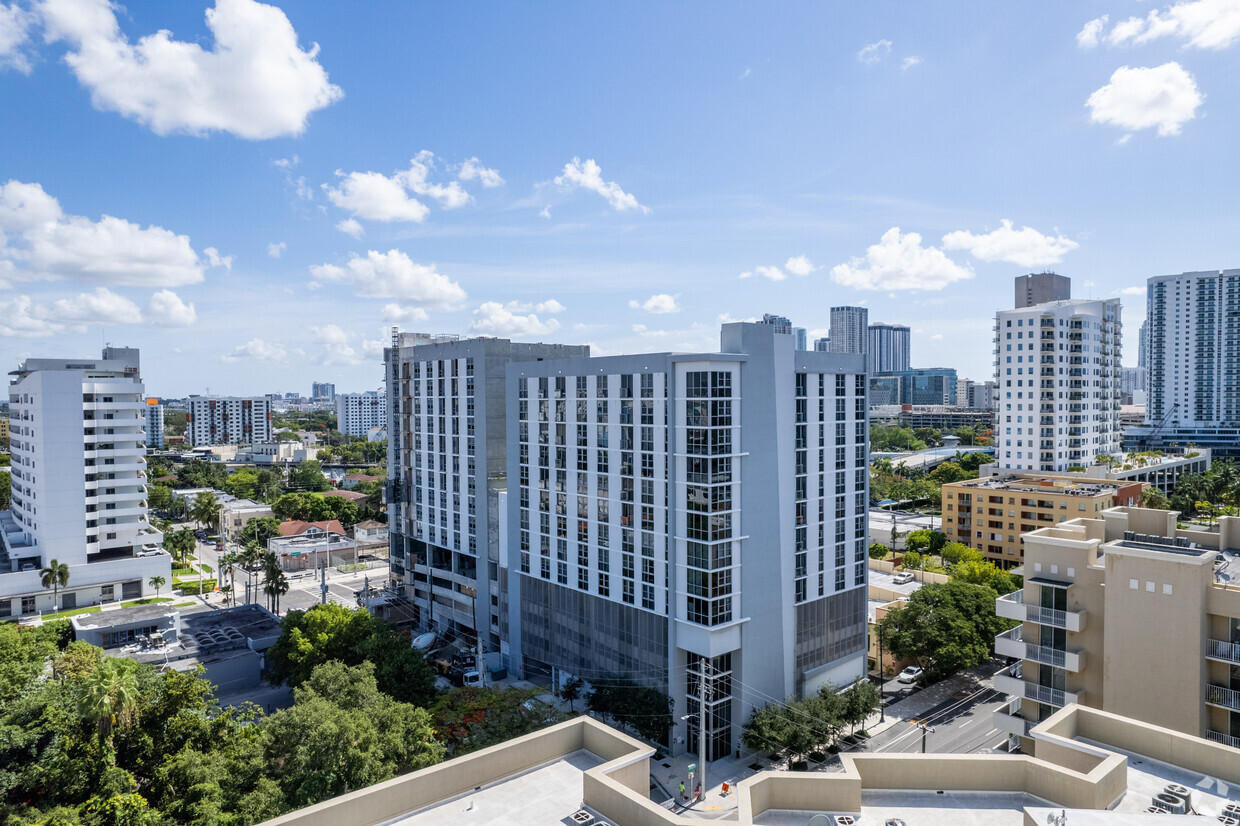 South & North Tower - Ram Miami River South Apartments