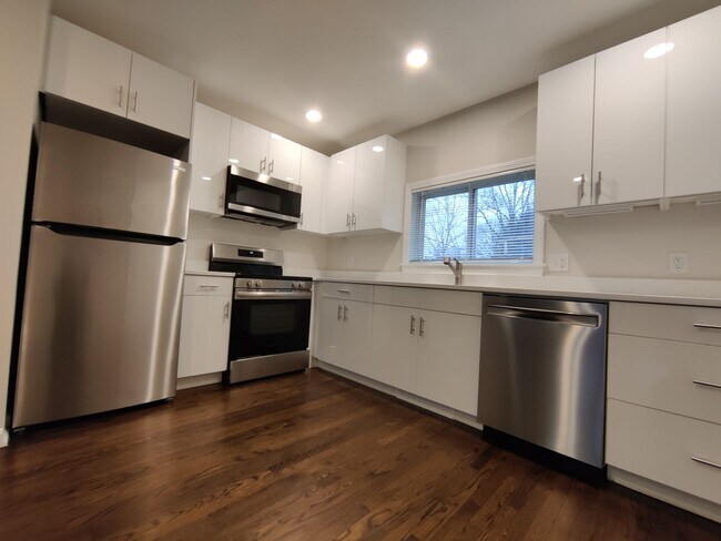 Foto del edificio - Coolidge Corner Area of Brookline. In-Unit Washer and Dryer, Heat, Hot Water Included, Bonus Room