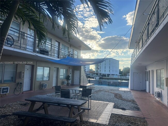 Foto del edificio - 8220 Byron Ave