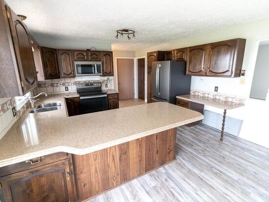 Large Kitchen - 7421 State Rd