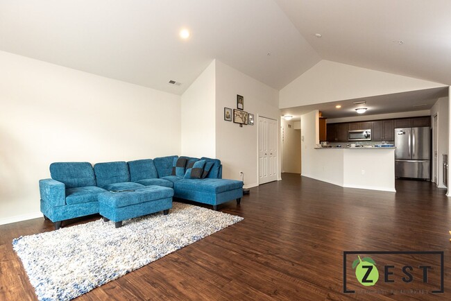 Building Photo - Bright and Spacious 3-Bed, 2-Bath End Unit...