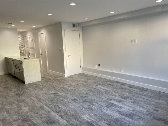 Building Photo - 355 5th St