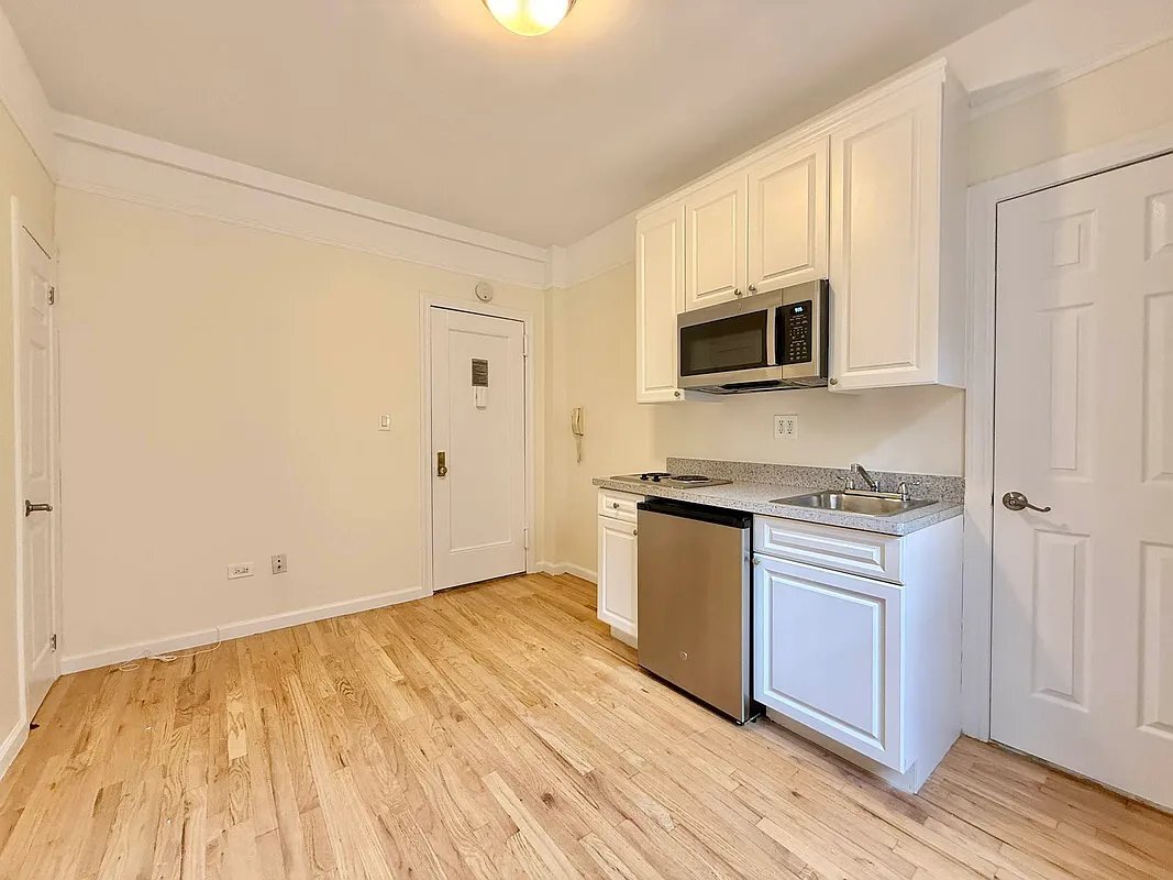 Photo - 305 W 45th St (New York, NY)