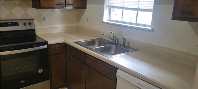 Building Photo - 897 6 Oaks Cir