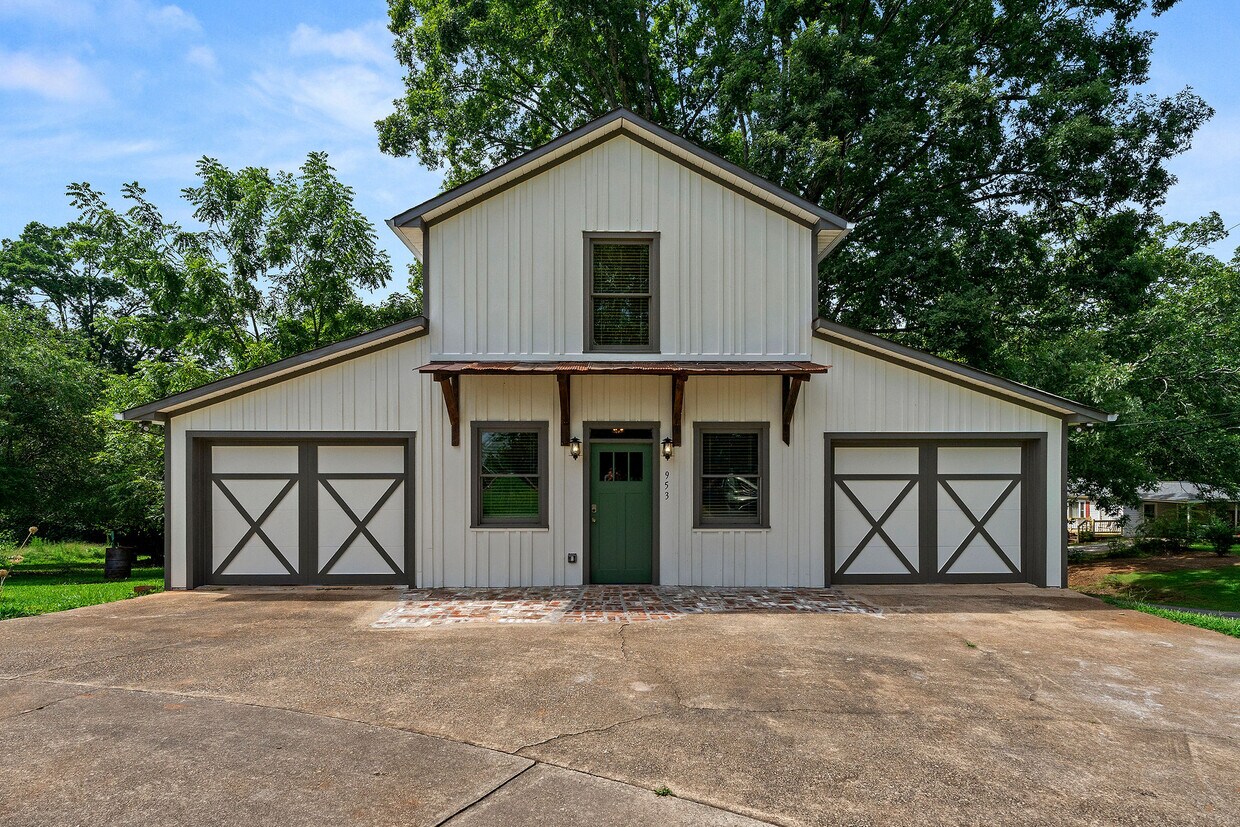 Primary Photo - 953 W Shadburn Ave