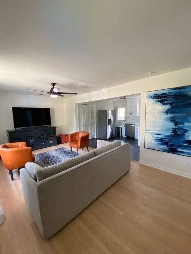 Building Photo - Charming 5 Bed, 3 Bath Home in the Heart o...