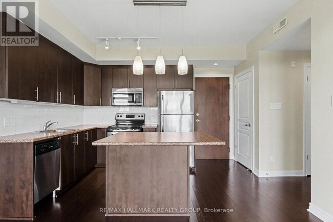 Building Photo - 755 Beauparc Private