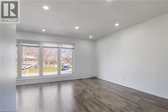 Photo du bâtiment - 24 Tara Crescent