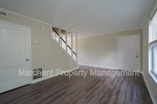 Building Photo - 605 University Ridge