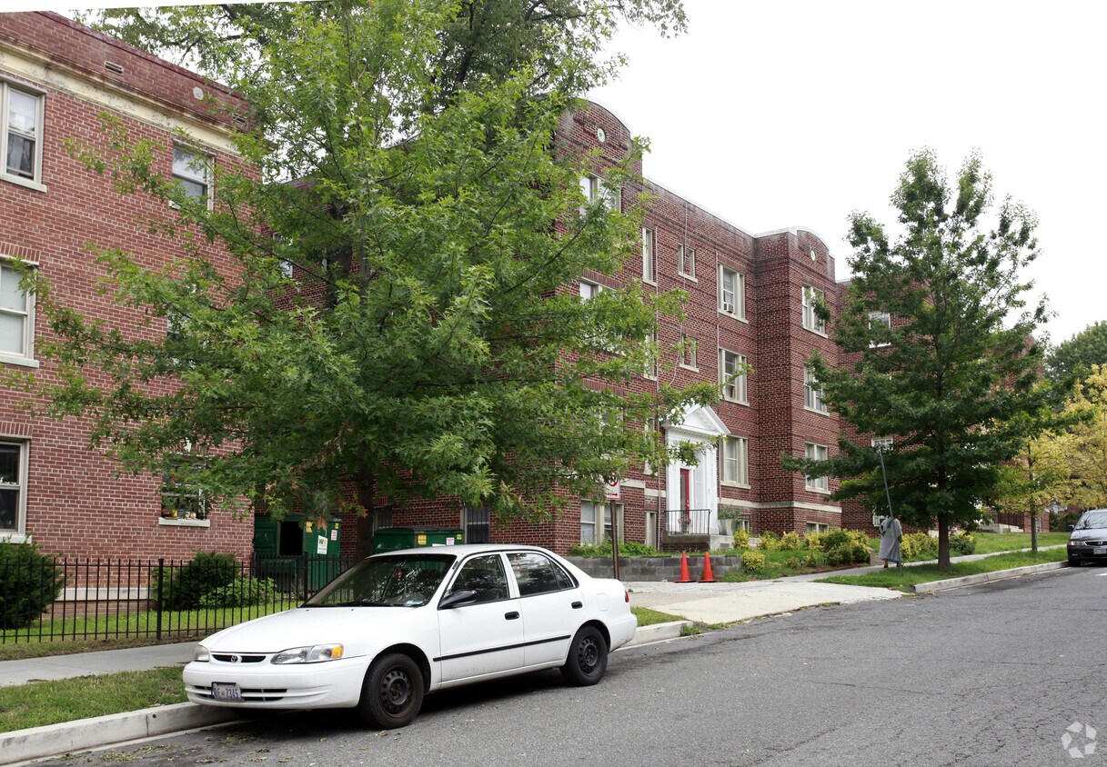 Foto del edificio - 1421 Somerset Pl NW