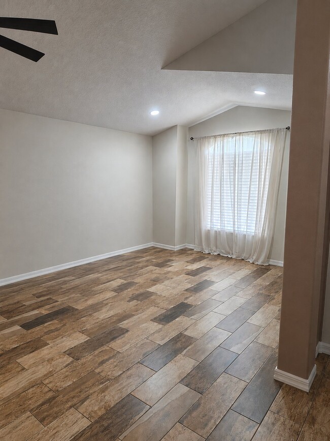 Foto del edificio - 3675 Benson Park Blvd