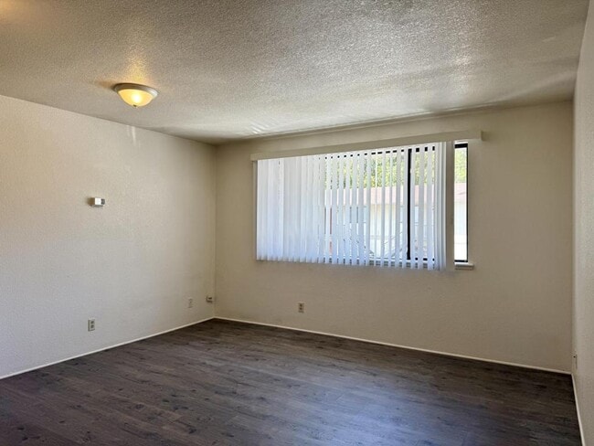 Building Photo - 429 NE Silverwood Pl