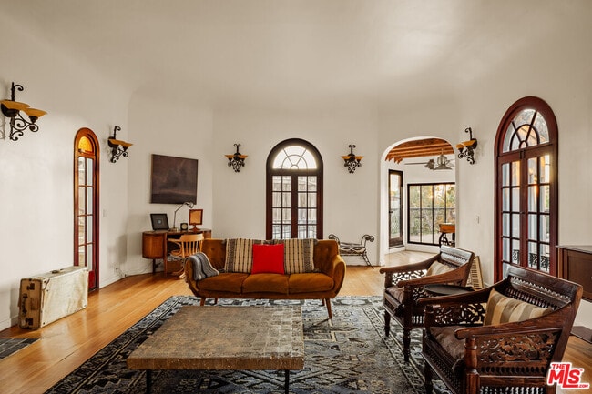 Foto del edificio - 2002 N Las Palmas Ave