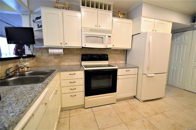 Building Photo - Aurora 3 Bed, 3 Bath Townhome
