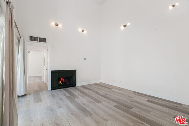 Building Photo - 1339 N Columbus Ave