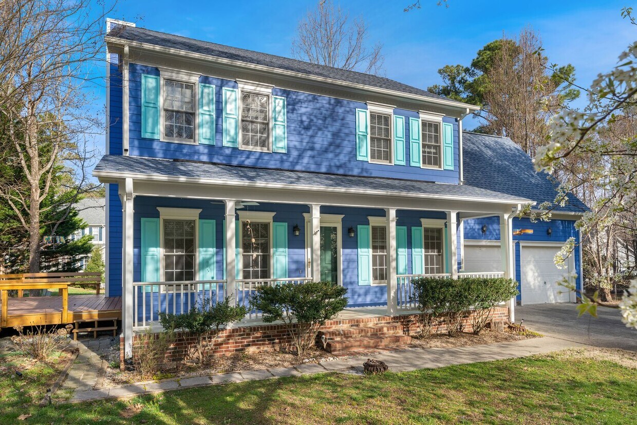 Primary Photo - Renovated 4 bed/2.5 bath with beautiful ha...