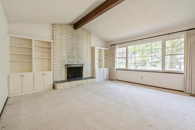 Building Photo - Spacious, well-cared for 4-bdrm/3-bath spl...