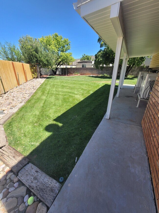 Side Yard - 1034 Bulloch Cir