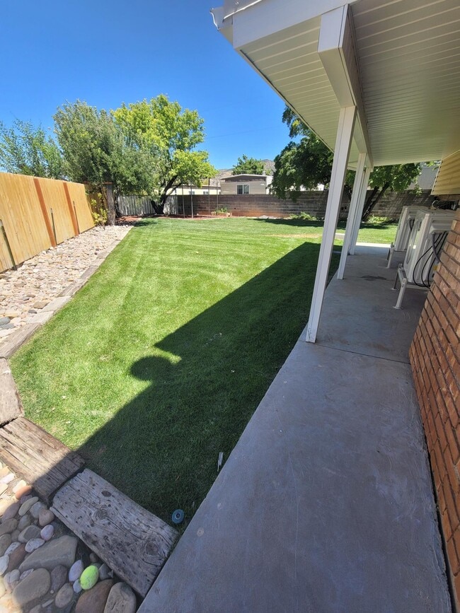 Side Yard - 1034 Bulloch Cir