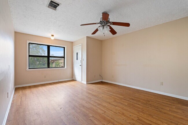 Foto del edificio - "Spacious 2-Bed, 2-Bath Oasis in the Heart...