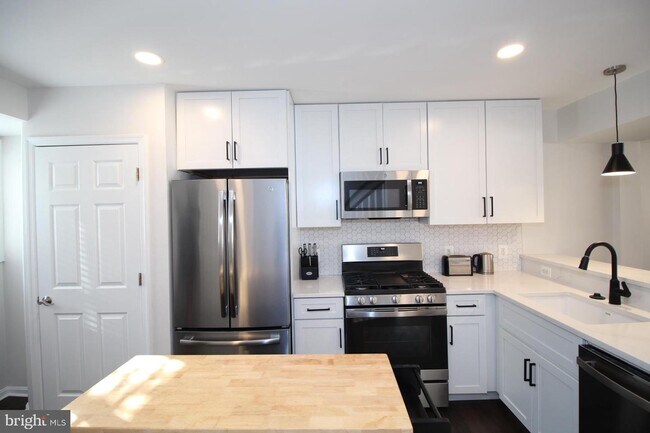Building Photo - 1205 N Van Dorn St