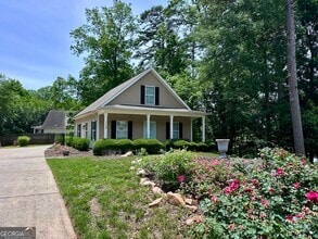 Building Photo - 728 Skyview Dr NE