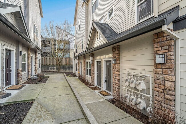 Foto del edificio - Prime Tanabourne Townhome! Open Floor Plan...