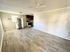 Building Photo - 200 Holliday Ln