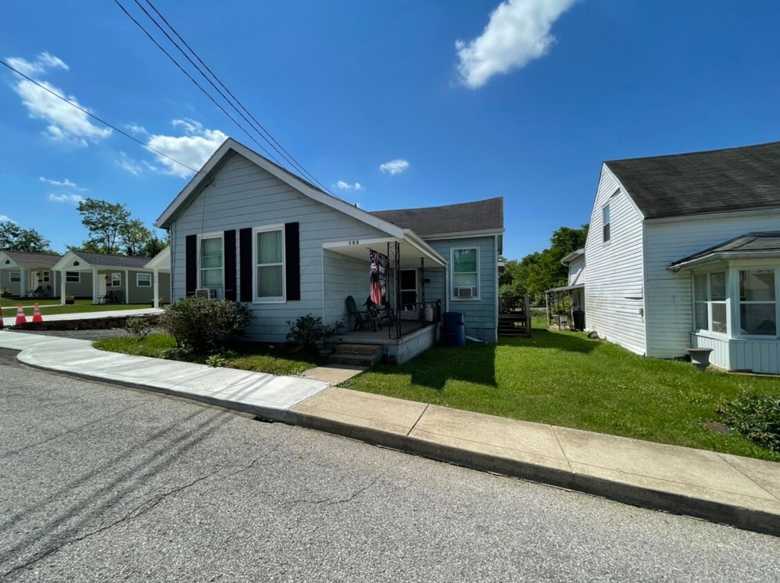 Primary Photo - Downtown Shelbyville House Available Now!