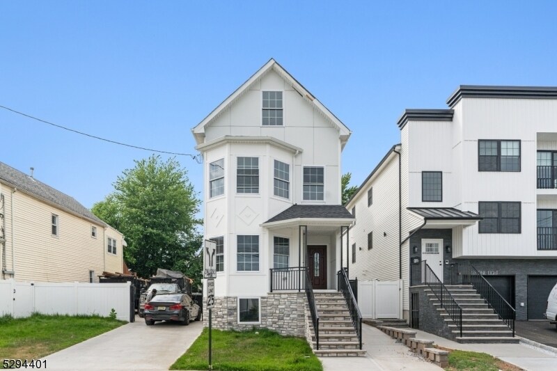 Primary Photo - 614 Meadow St