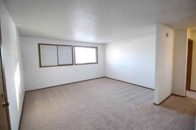 Building Photo - 481 Lindale Dr
