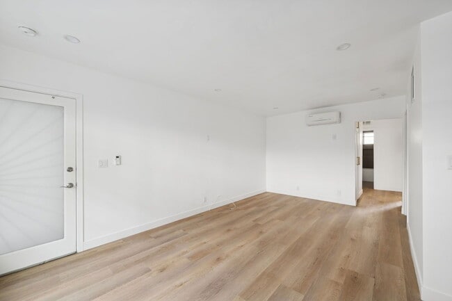 Building Photo - 1008 N Stanley Ave