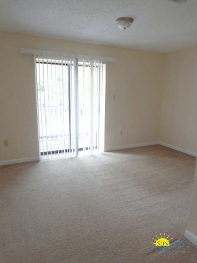 Foto del edificio - Large newly painted 2Bed/2.5 bath located ...