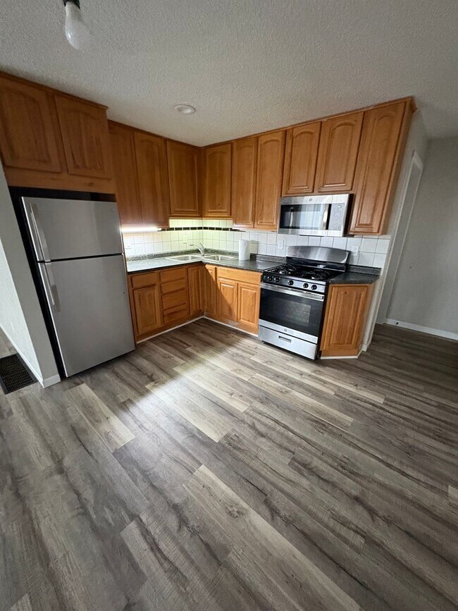 Foto del edificio - 3 Bed 1 Bath Updated Single Family home